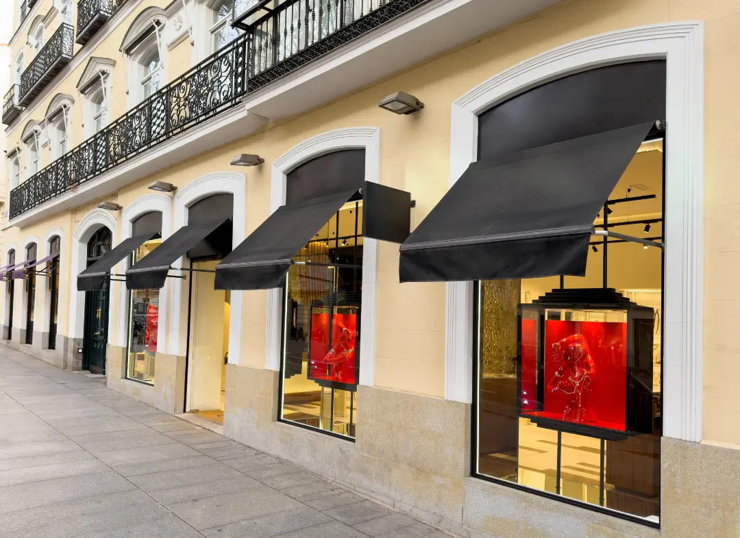 Façade vitrine de magasin en aluminium sur mesure à Pannes